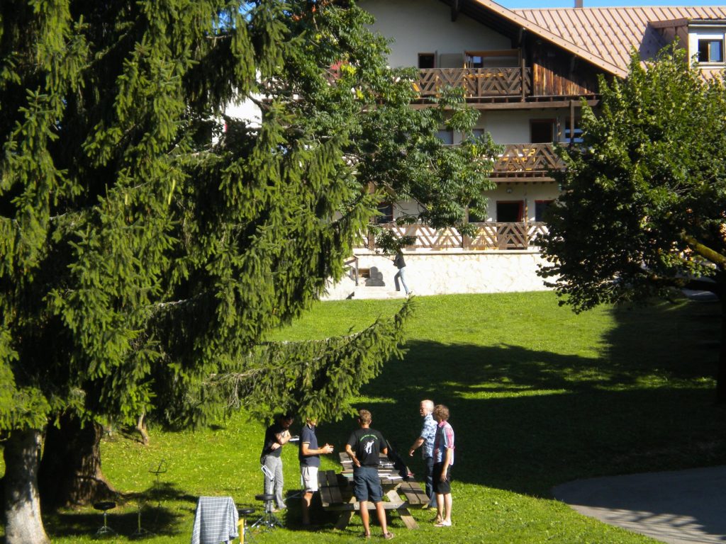 Le gîte Cyclamen de Chaux-des-Crotenay aec quelques stagiaires