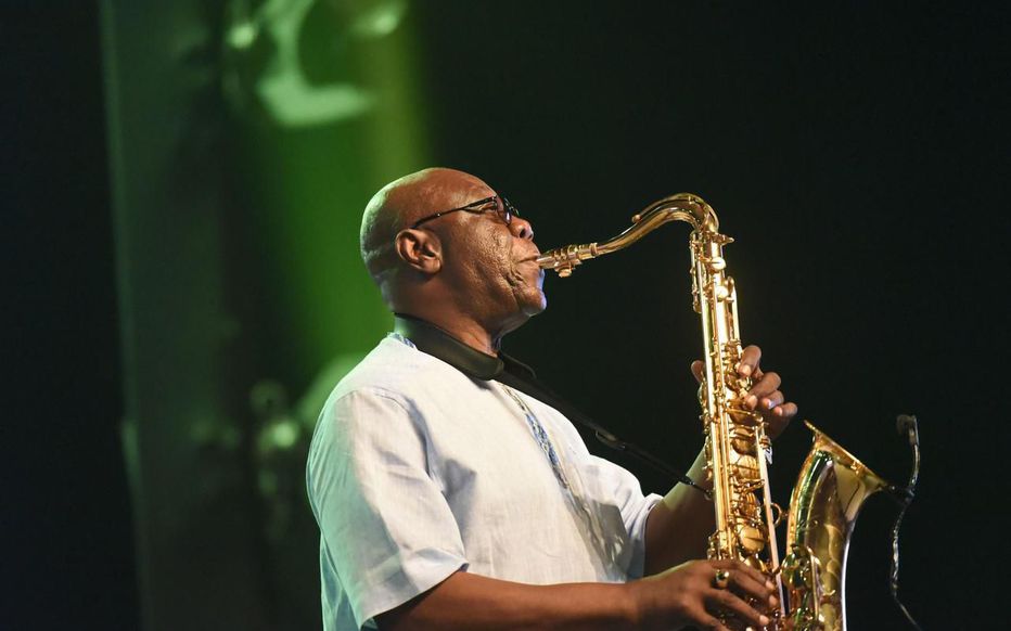 Manu Dibango au saxophone